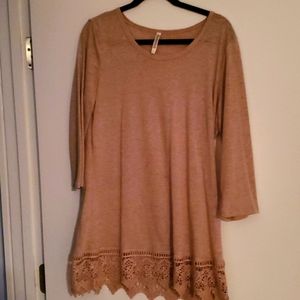 Monoreno tan 3/4 shirt with lace trim